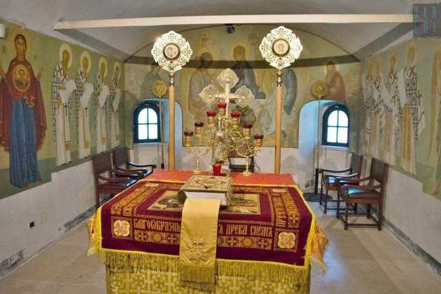 Icone, piccole cappelle e sale delle feste: viaggio all'interno della Chiesa Russa di Bari